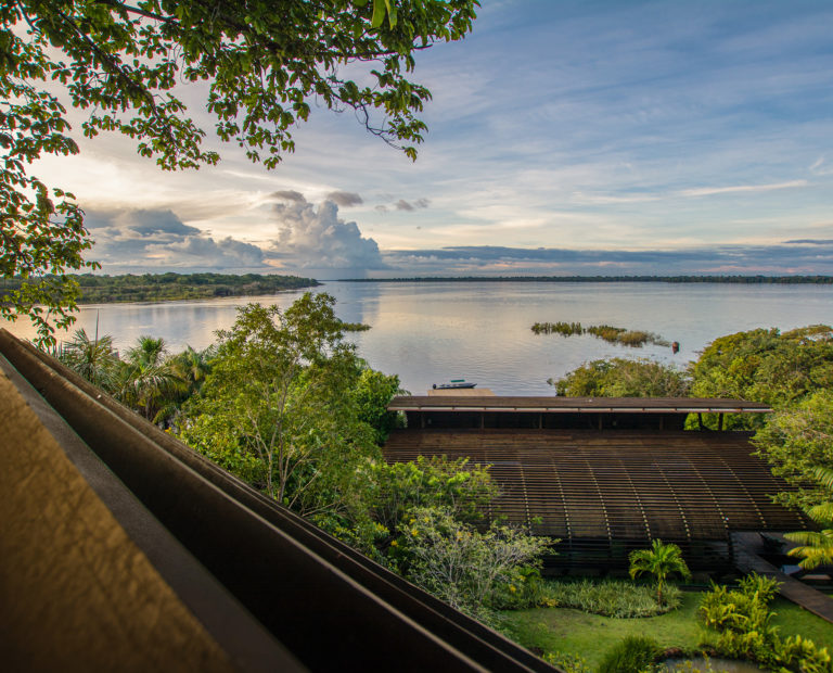 Onde se hospedar na Amazônia: Em hotéis próximos à cidade ou no meio da floresta?