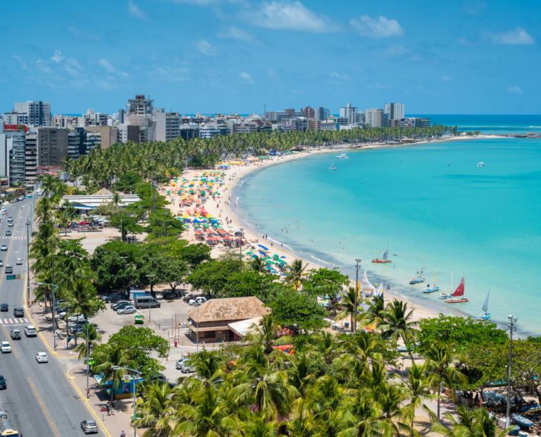 Maceió, capital de águas turquesa e cultura farta