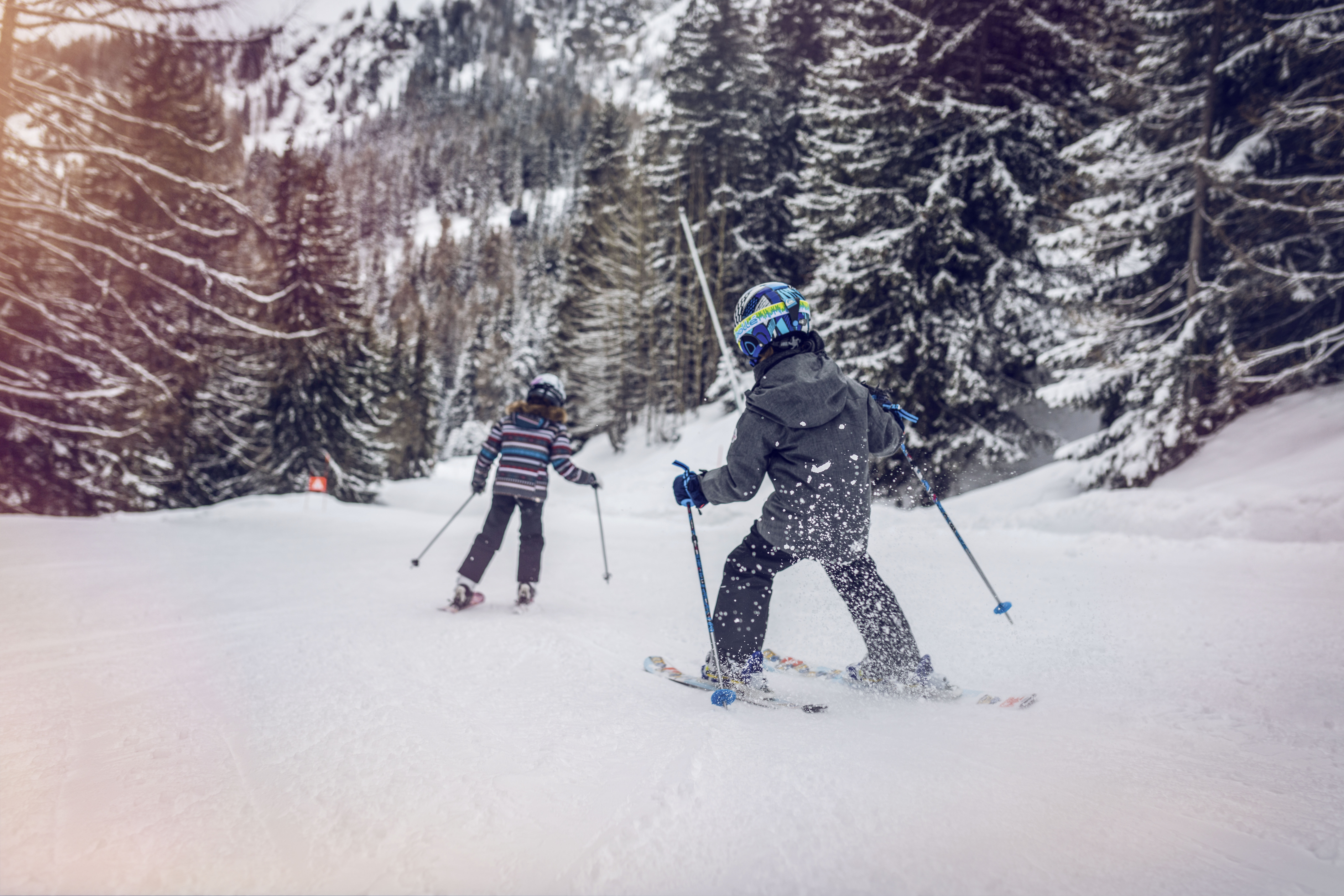 Crianças esquiando na região mais família dos alpes suíços