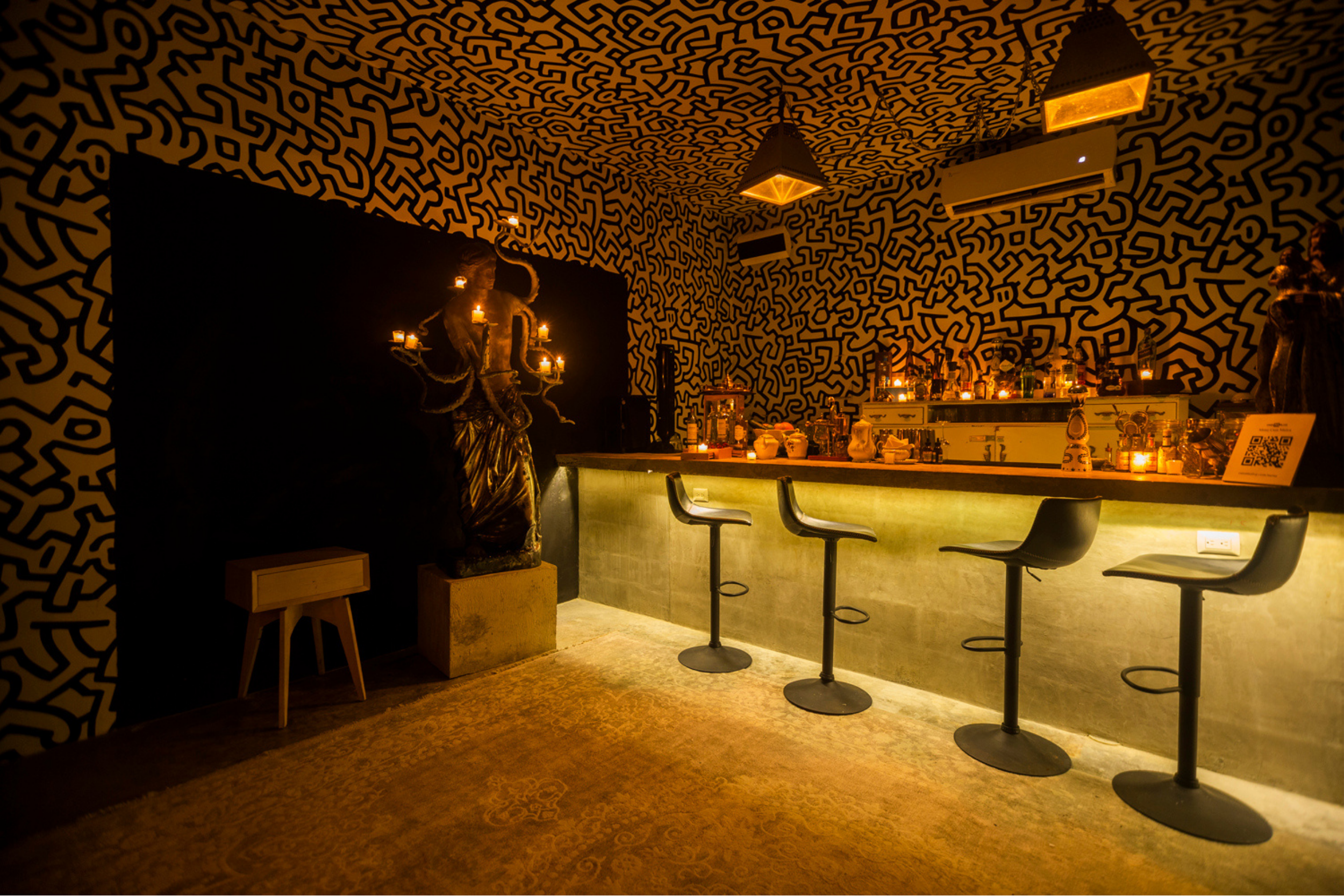 Bar do Casa Malca decorado com papel de parede assinado pelo artista Keith Haring