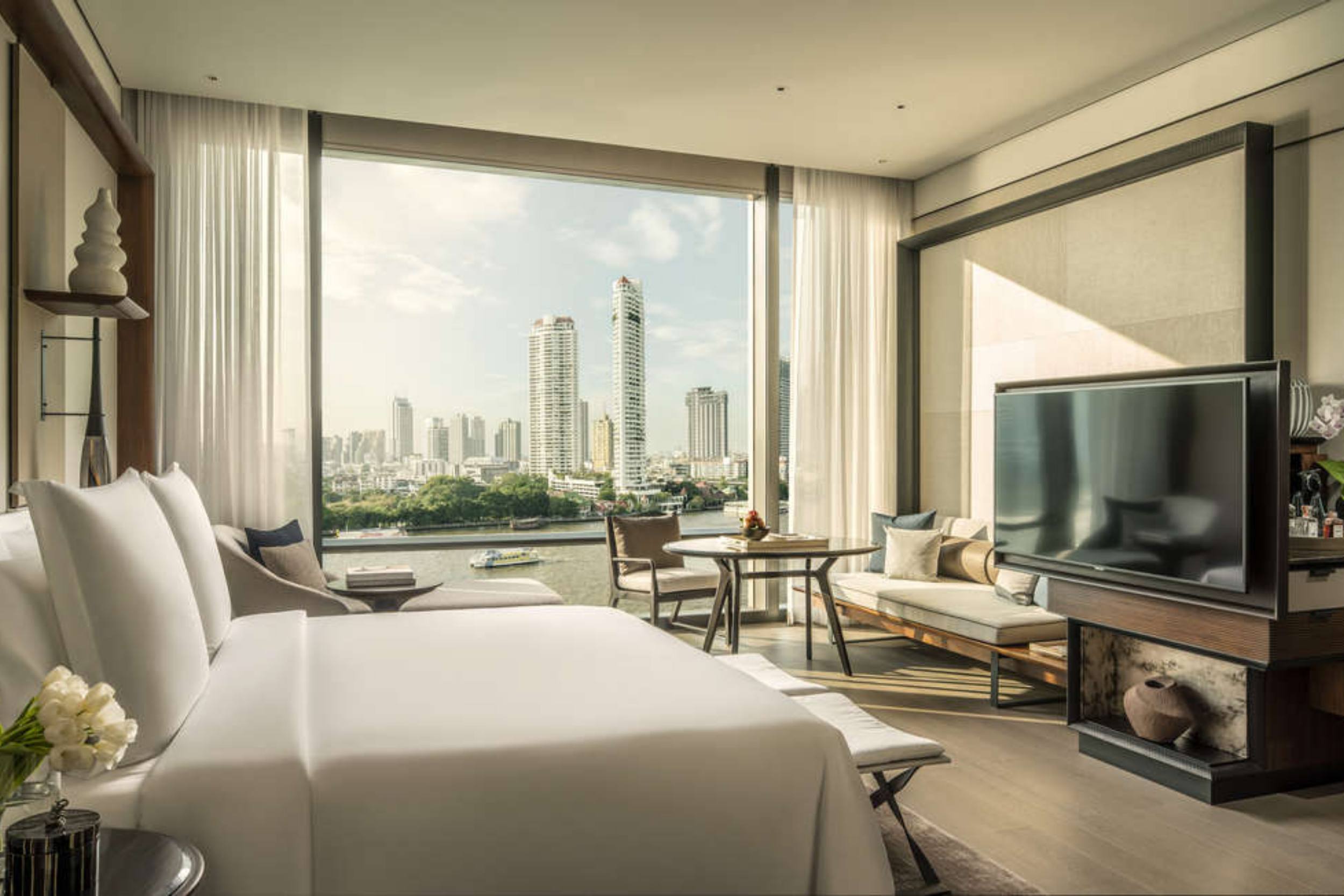 Detalhes do quarto do Four Season Bangkok com vista para o rio Chao Phraya