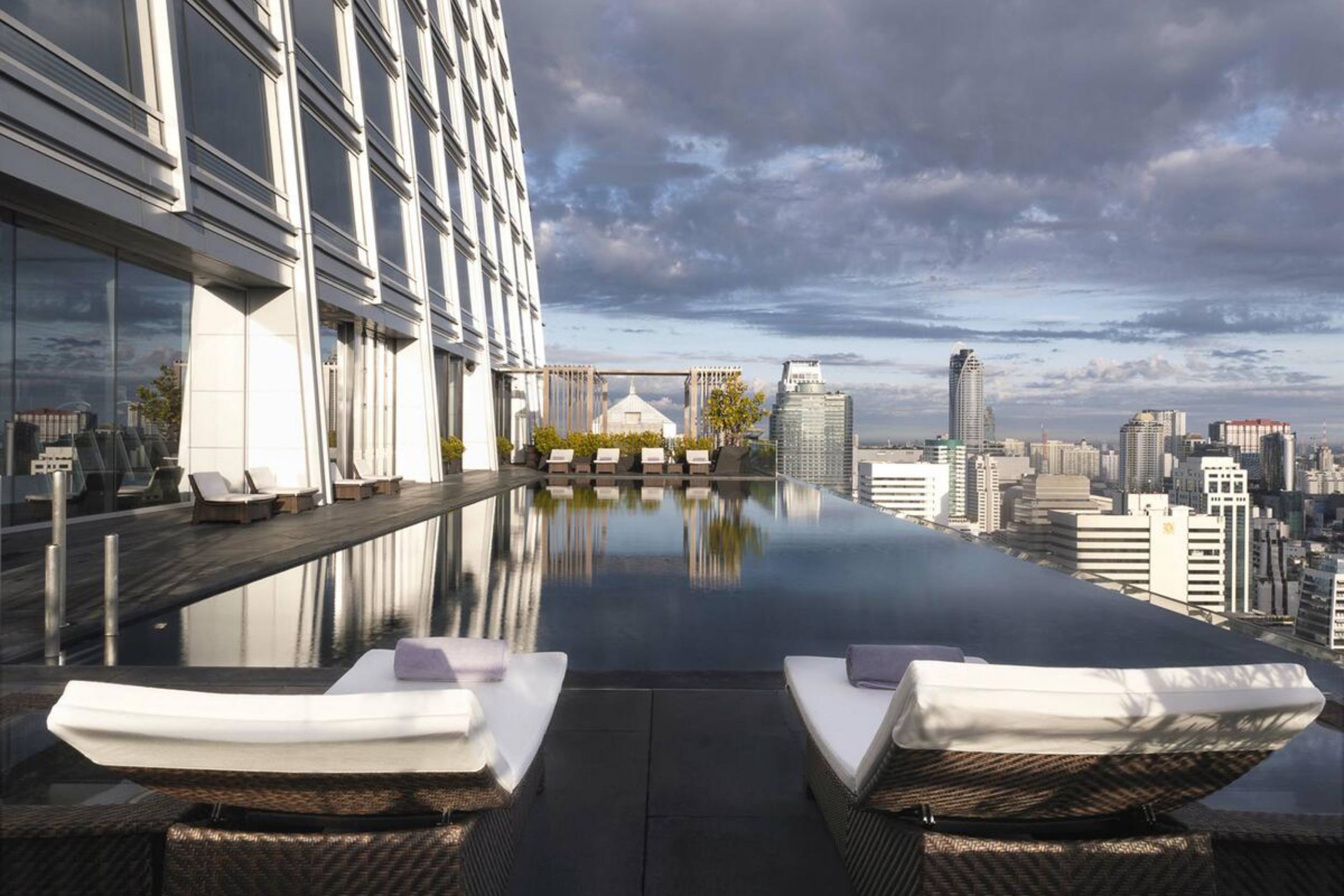 A piscina de borda infinita do Okura Pestige em Bangkok mede 25m² suspensos na lateral do prédio