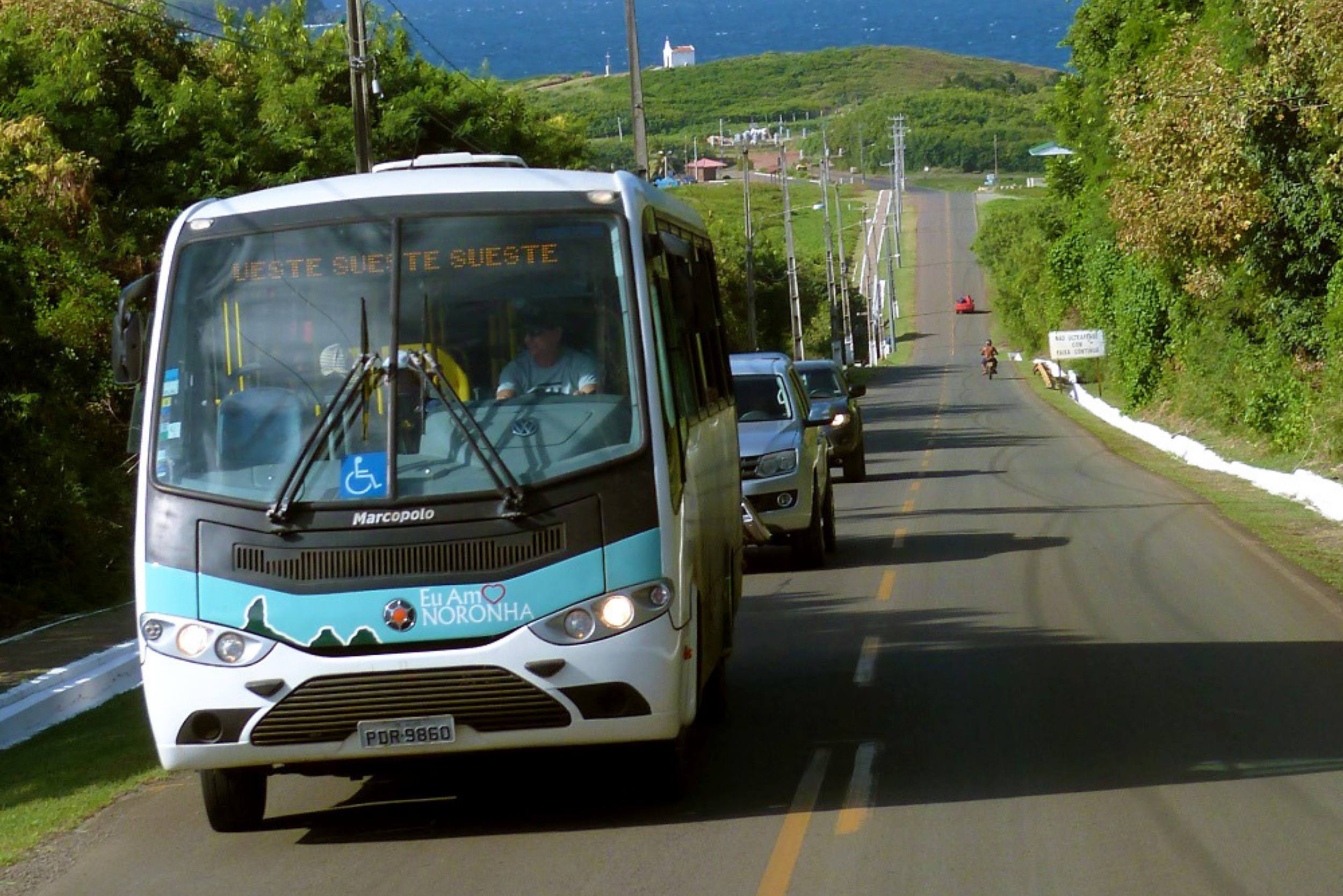 No centro da imagem, a estrada BR-363, com o ônibus de Fernando de Noronha em destaque.