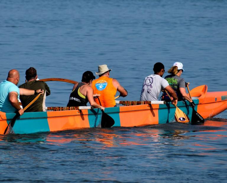 Passeio de canoa havaiana com golfinhos