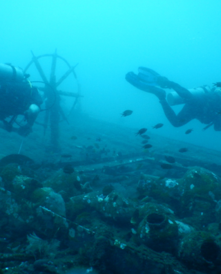 Mergulho de cilindro nos naufrágios de Noronha