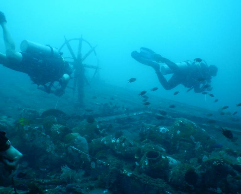 Mergulho de cilindro nos naufrágios de Noronha