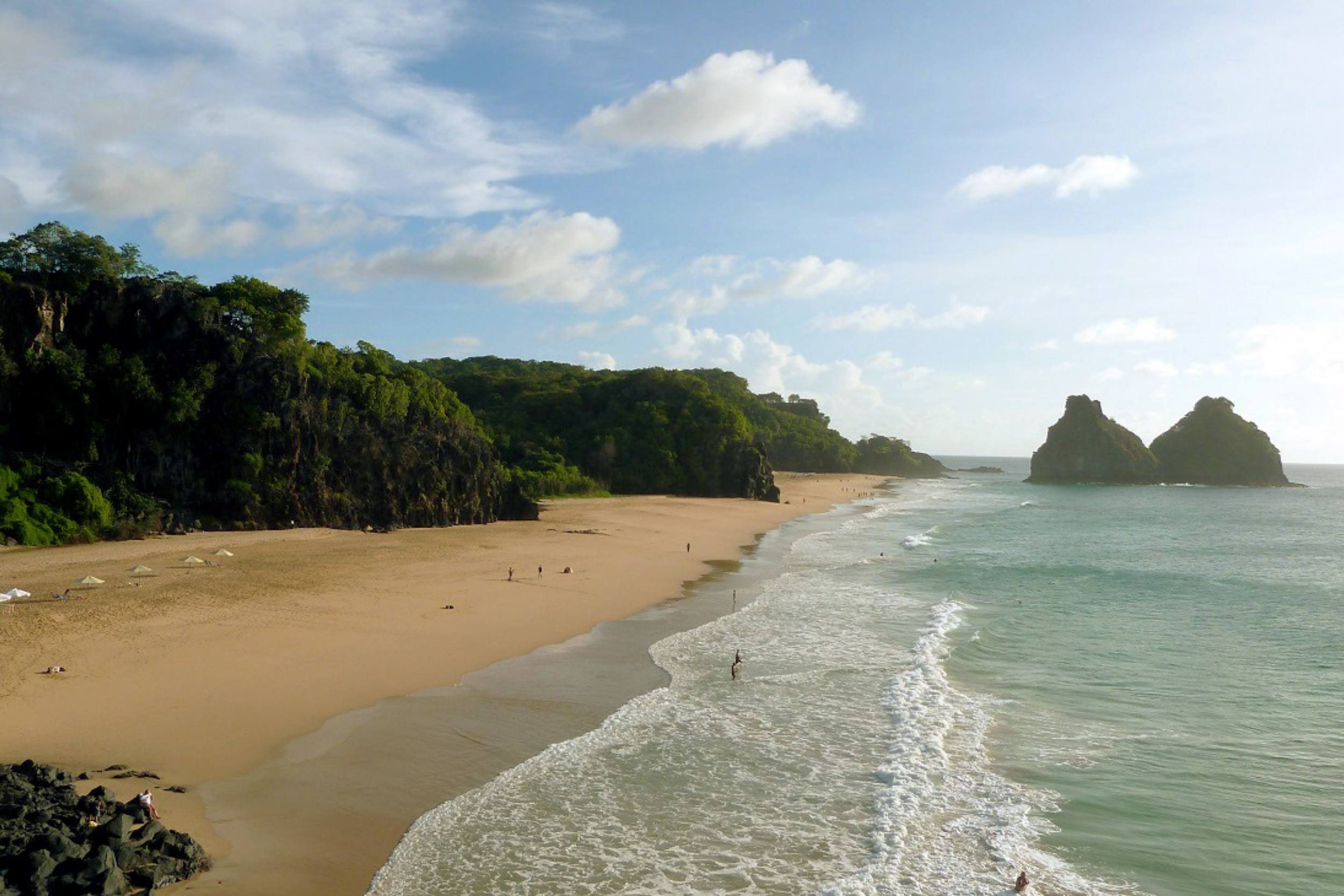 Praias do Bode e Quixabinha uma ao lado da outra, com o Morro Dois Irmãos ao fundo.