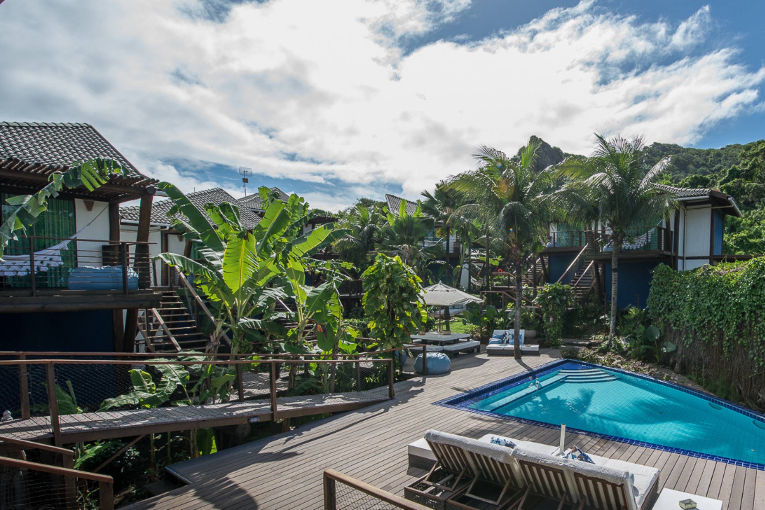 Piscina e rampa para os bangalôs do Teju-Açu.