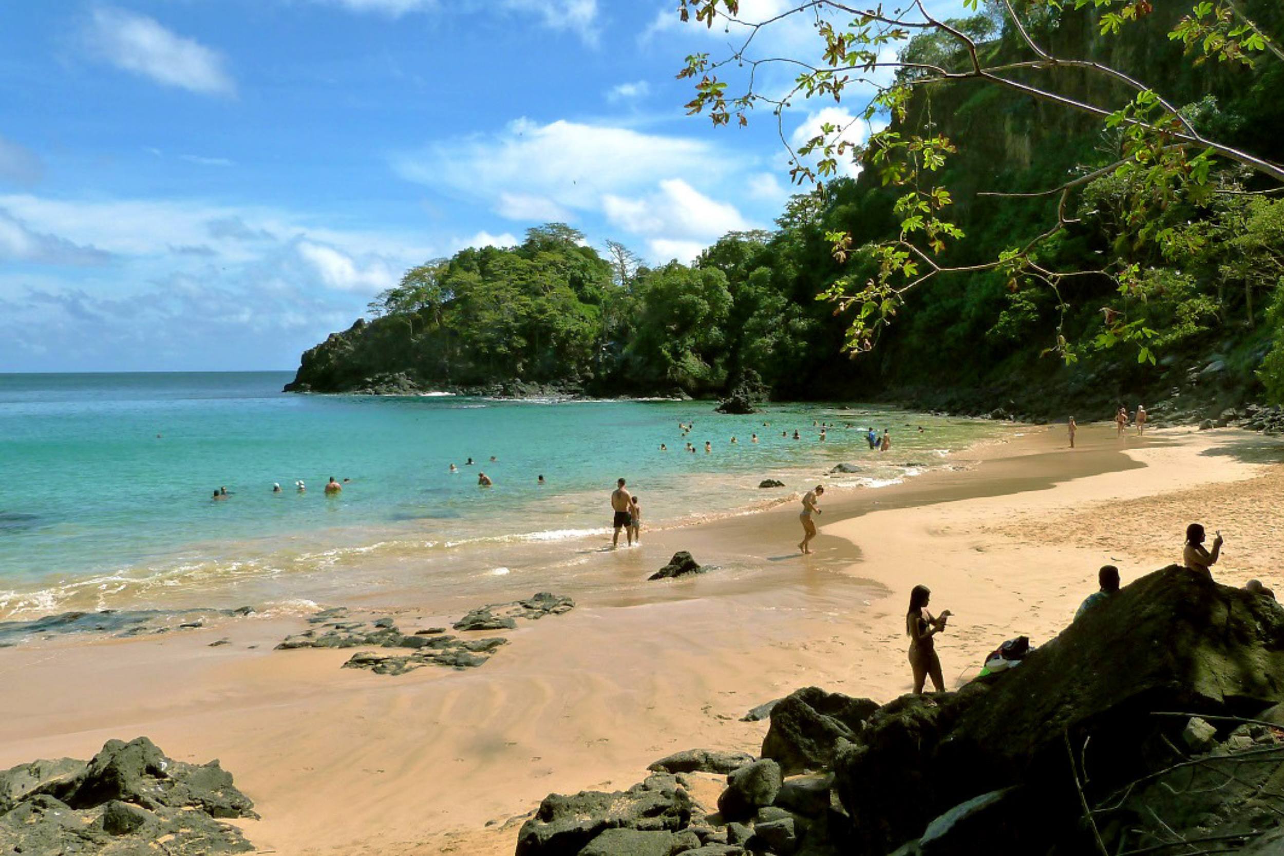 Turistas aproveitam a Praia do Sancho