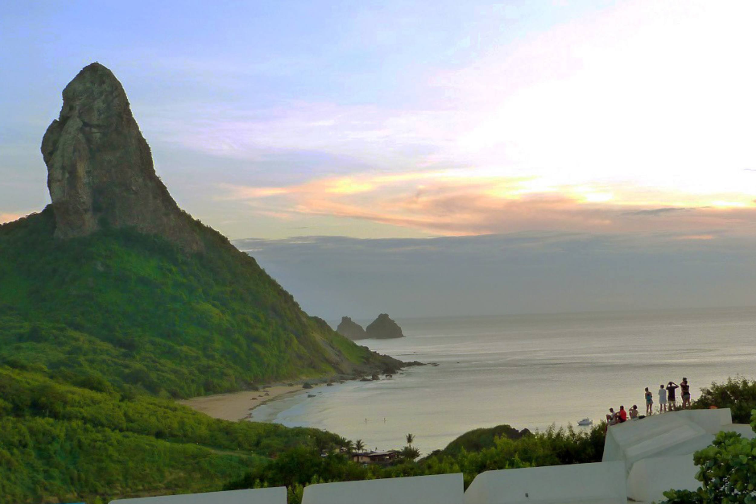 Pessoas em cima do Forte dos Remédios, na Vila dos Remédios, observam ao longe o Morro do Pico.